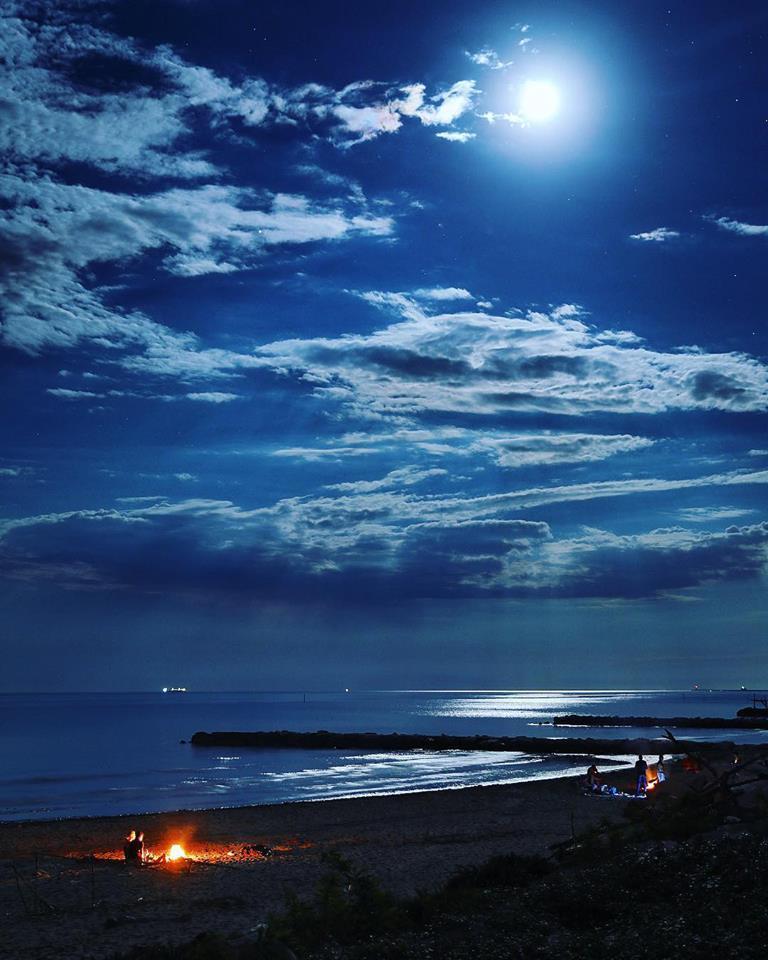 Ночь у береша. Бриз Азовское море. Ночное море. Ночь в море. Берег моря ночью.