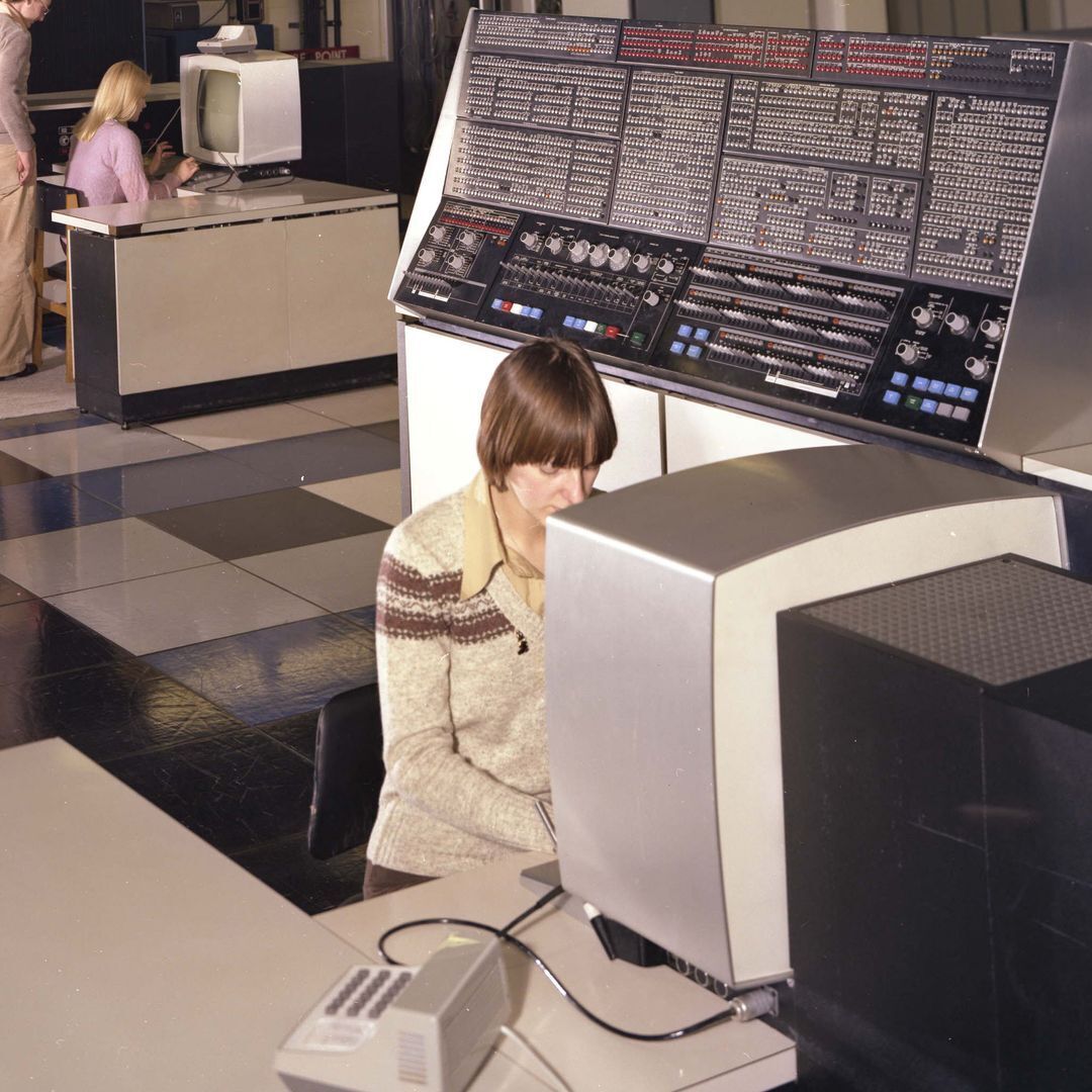 L a computer. Мейнфреймы 1980. Мейнфреймы HP 1980. Банковское программирование. Компьютерная Винтажная компьютерная.