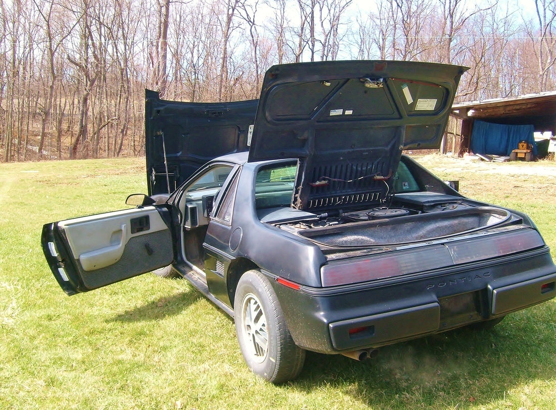 Fiero fr900. Pontiac Fiero мотор. Pontiac Fiero 85 багажник.