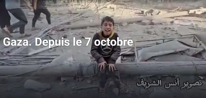 Gaza. Depuis le 7 octobre : Photo d'un enfant pleurant sur les ruines d'un bâtiment bombardé